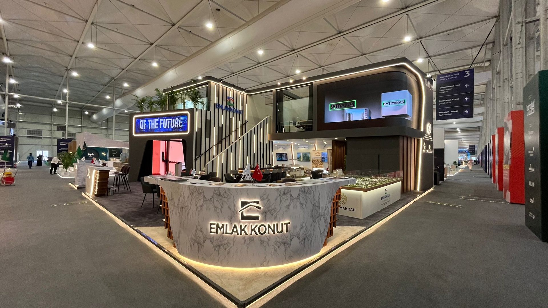 Bespoke exhibition stand with curved marble-effect counter on the show floor