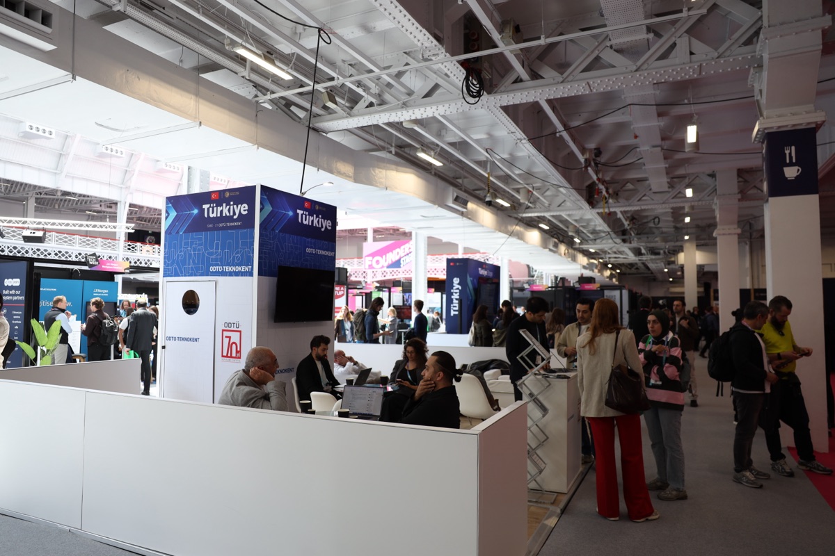 Government of Türkiye DUM FLEX stand at London Tech Week, view 2
