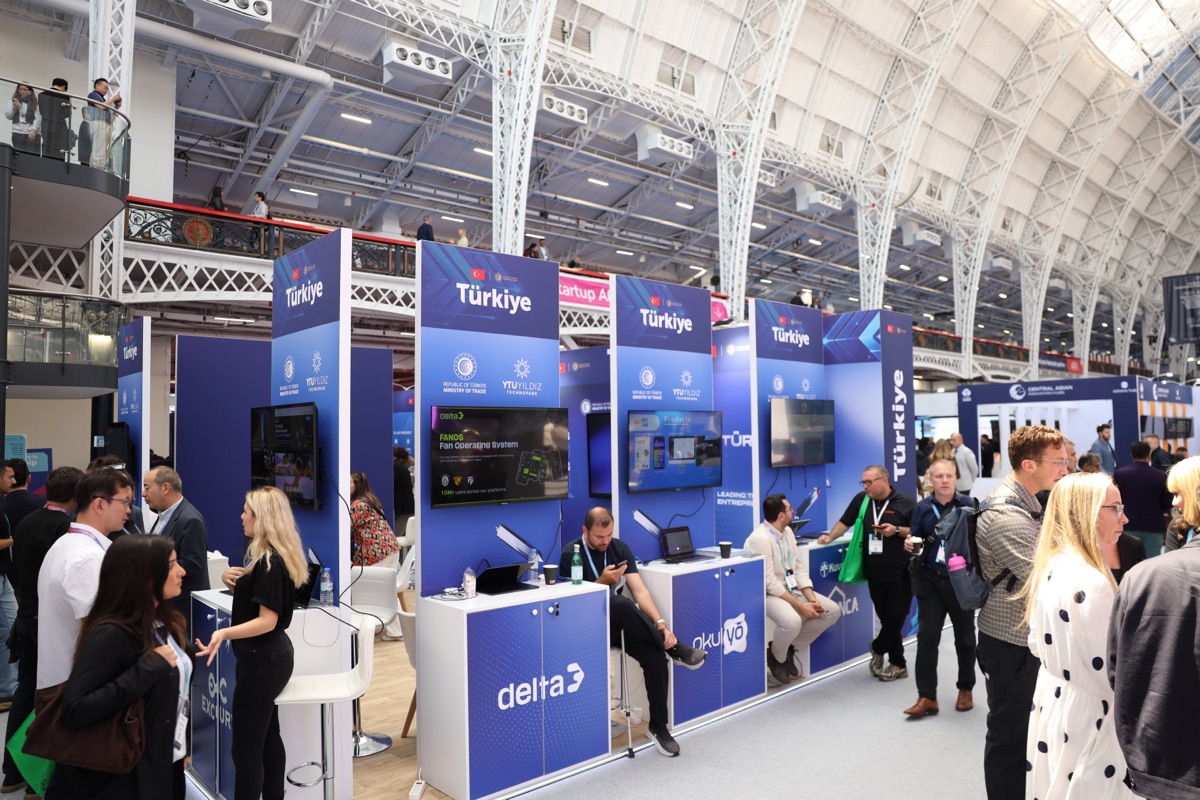 Government of Türkiye DUM FLEX stand at London Tech Week, view 6